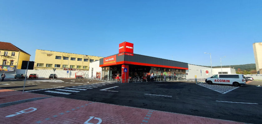 PENNY Medias exterior 900px Rețeaua de PENNY s-a extins cu un nou magazin în Mediaș, județul Sibiu. Astfel, rețeaua ajunge la 265 de spații deschise în România