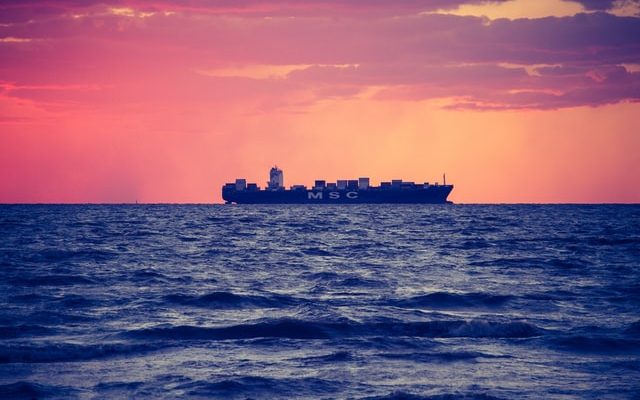 transport maritim vapor cargo ship containere mare