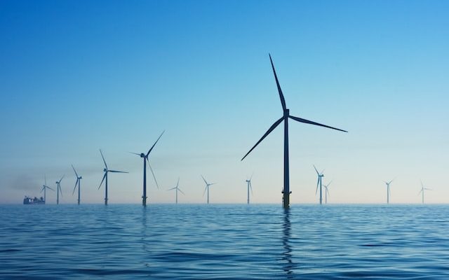 Energia eoliană offshore turbine eoliene in mare ocean