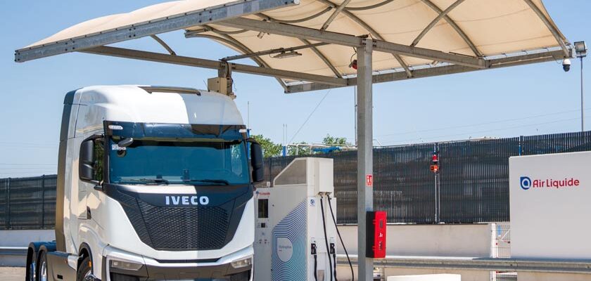 Grupul IVECO și Air Liquide inaugurează prima stație de alimentare cu hidrogen de înaltă presiuneAir_Liquide_H2Station_with_IVECO_FCEV_Heavy_Duty_Truck