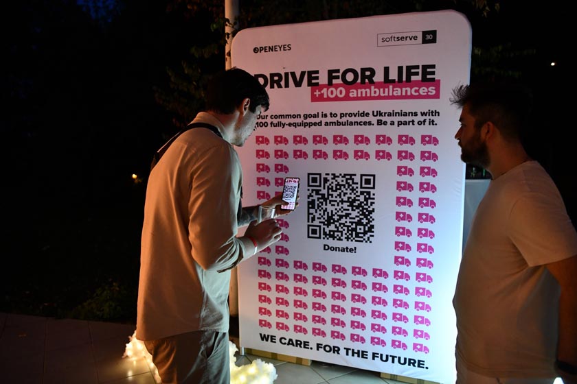 SoftServe aniversează 30 de ani cu o donație de 1.2 mil. dolari pentru achiziția a 100 de ambulanțe pentru Ucraina