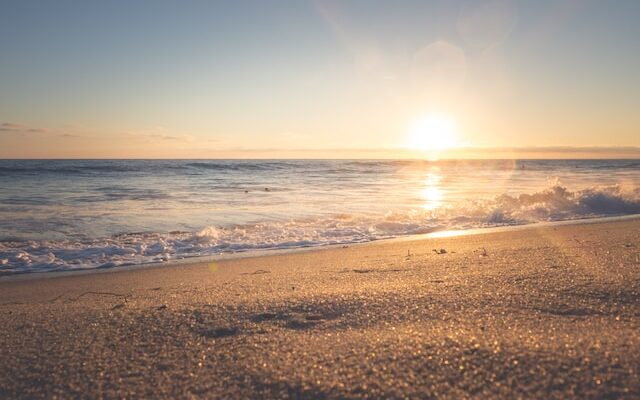 vacanta vara summer turisti mare plaja nisip soare