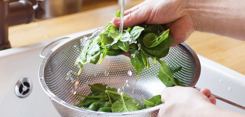 Apa super alcalina – solutia naturala de neutralizare a pesticidelor si chimicalelor nocive de pe fructe si legume