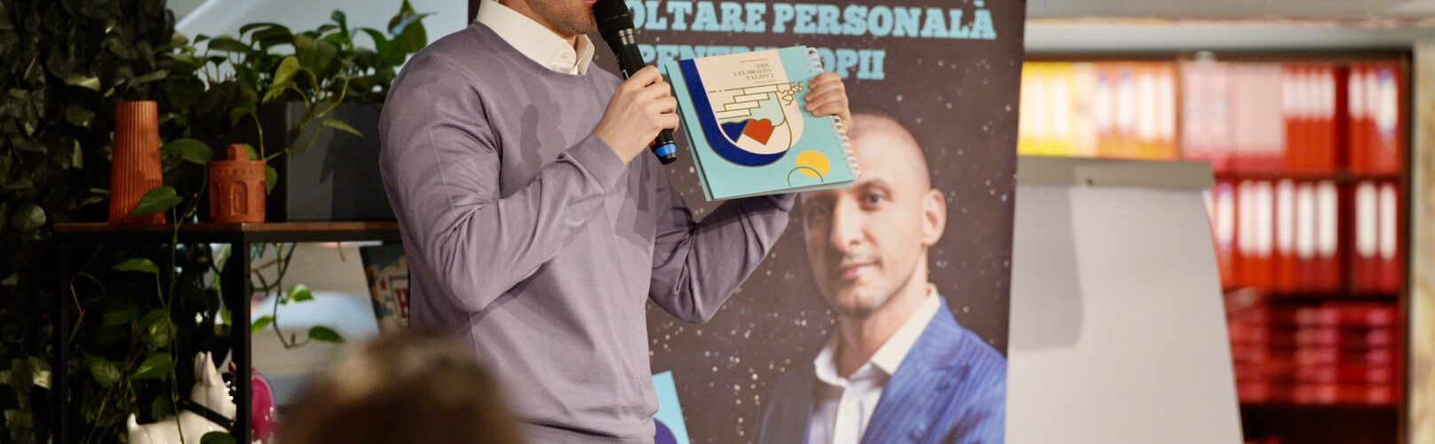 Ștefan Mandachi ajută copiii să ȋși descopere vocația prin Caietul viitorului meu