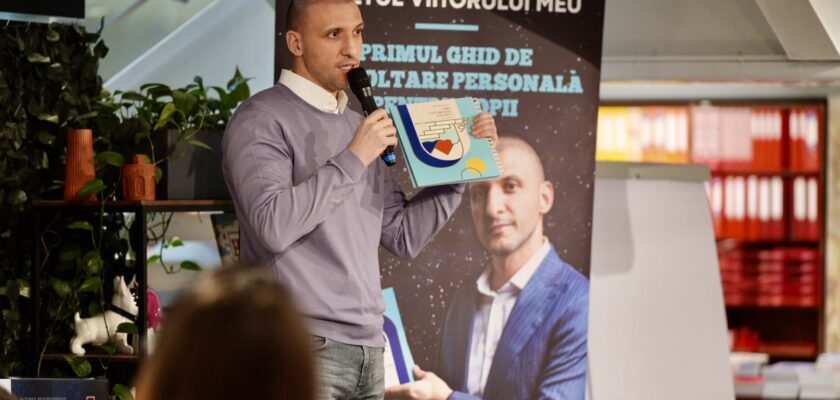 Ștefan Mandachi ajută copiii să ȋși descopere vocația prin Caietul viitorului meu