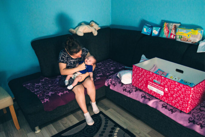 Beneficiara din comuna Dumitrita, Bistrita-Nasaud, Cutia Bebelusului, Asociatia SAMAS