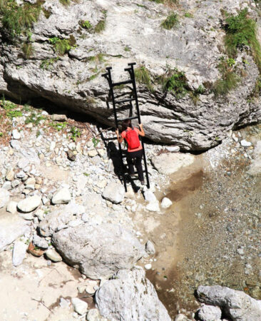 Refacerea scarilor pentru trasee montane turistice cu materiale oferite de Policolor S.A.