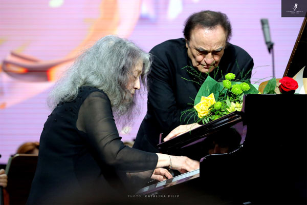 Pianista Martha Argerich și dirijorul Charles Dutoit pe scena Festivalului Enescu 2023. foto Cătălina Filip