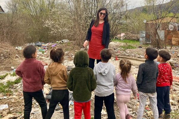 1_Asociația Eltera transformă săptămâna aceasta o groapă de gunoi, dintr-o comunitate de săracă, într-o grădină cu flori