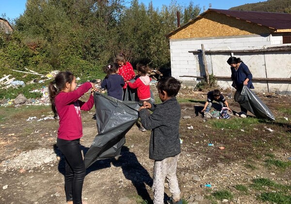 2_Asociația Eltera transformă săptămâna aceasta o groapă de gunoi, dintr-o comunitate de săracă, într-o grădină cu flori