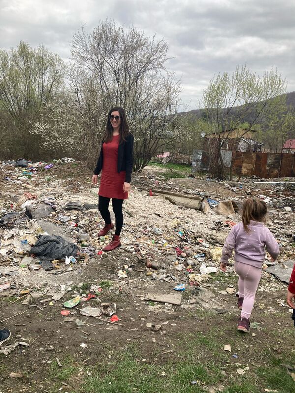 3_Asociația Eltera transformă săptămâna aceasta o groapă de gunoi, dintr-o comunitate de săracă, într-o grădină cu flori