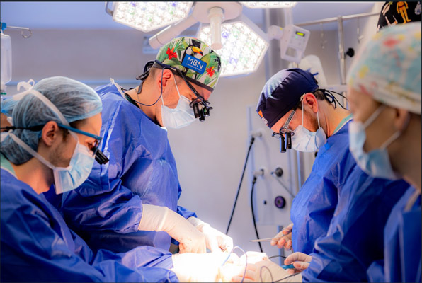 Grupul MedLife continuă să inoveze în chirurgia oncologică și reconstructivă, realizând în premieră la Cluj-Napoca primele reconstrucții mamare asistate robotic din sistemul priva