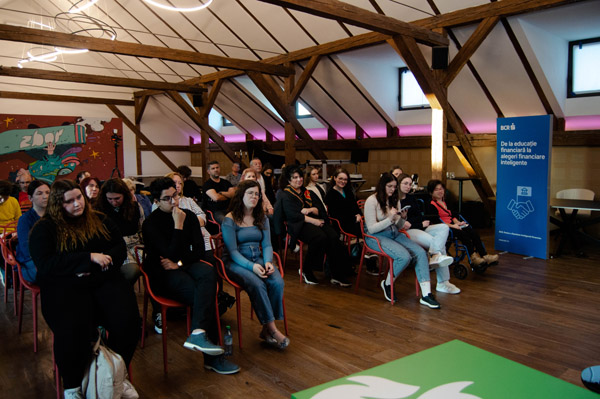Asociația Brașovul Altfel Peste 30 de reprezentanți ai societății civile din Brașov au participat miercuri la un seminar, unde au primit informații despre strângerea de fonduri (3)