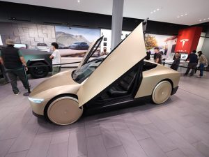 Tesla deschide primul showroom în vestul României, în ciuda scăderii vânzărilor în Europa