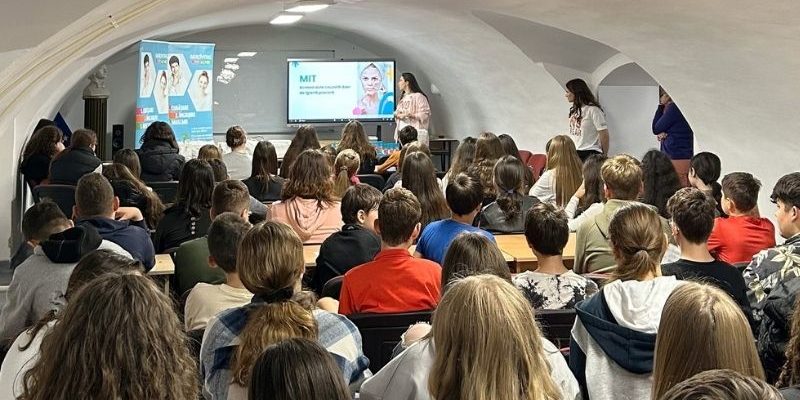Gerovital Stop Acnee, îngrijirea tenului acneic, acnee adolescenți, educație dermatologică, caravana Gerovital, ten cu probleme, ghid îngrijire acnee, quiz skincare, sănătatea pielii, mituri despre acnee