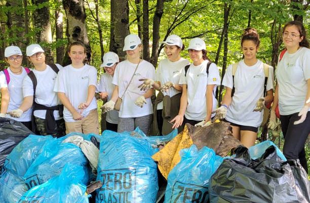 De Ziua Dunării, tinerii din Patrula Zero Plastic reiau lupta cu plasticul o lecție de responsabilitate pentru natură și comunitate