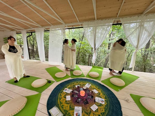 retreat România 2025, retreat vară, dezvoltare personală, retreat spiritual, detox holistic, Shaolin Self Mastery, Maestrul Shi Heng Yi, retreat femei, Fiicele Soarelui, Holistic Restart, Retreat Wisdom, Createrra, Marius Spiridon, nutriție conștientă, Youness Clinic Covasna, retreat Câmpulung Muscel,
