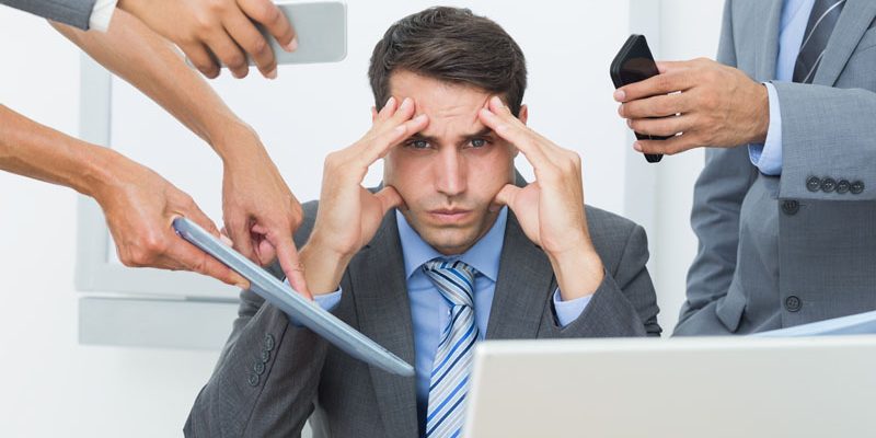 Managerii de nivel mediu, prinși între presiune și lipsa de autonomie, ajung la epuizare și demisii