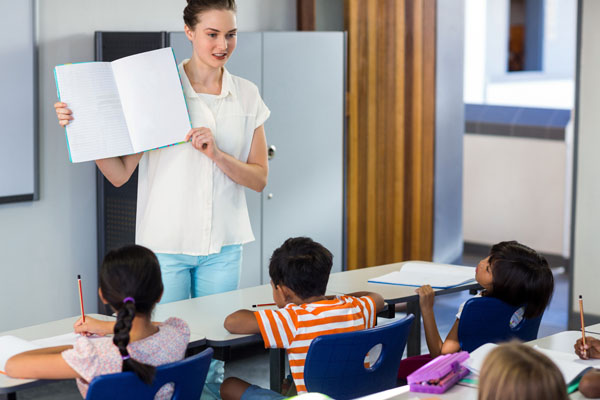 Opt ore pe zi în școală pentru profesori O reformă fără fond care poate distruge calitatea educației