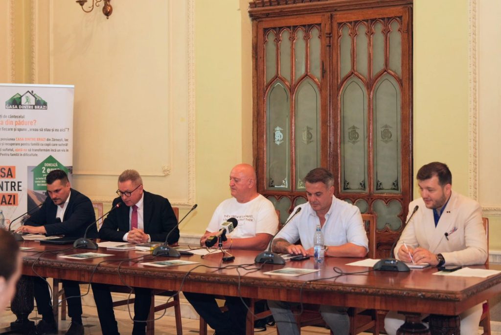 72 de ore de înot pentru copiii în dificultate Conferinta de presa