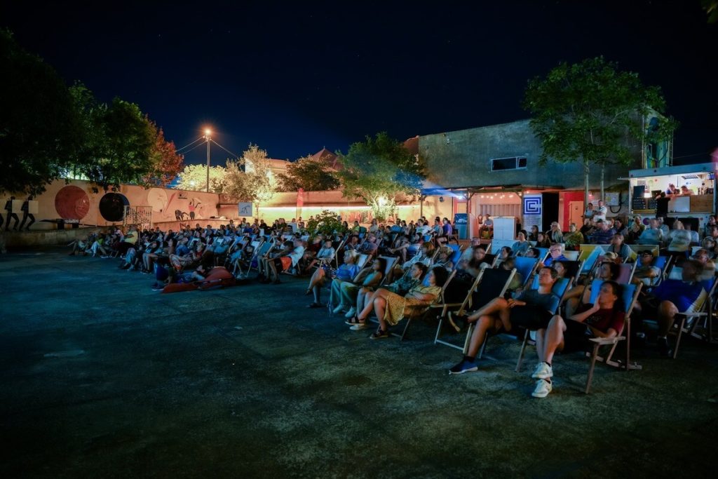 Grădina Cinemascop din Eforie Sud Dintr-un cinematograf în ruină a renăscut o scenă vibrantă a artei contemporane Eforie Colorat 5