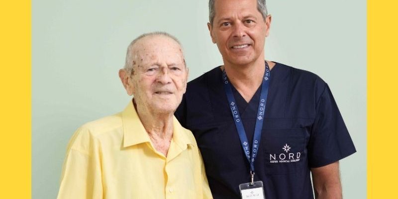 Un supraviețuitor al Holocaustului își recâștigă mobilitatea la 95 de ani printr-o intervenție minim invazivă