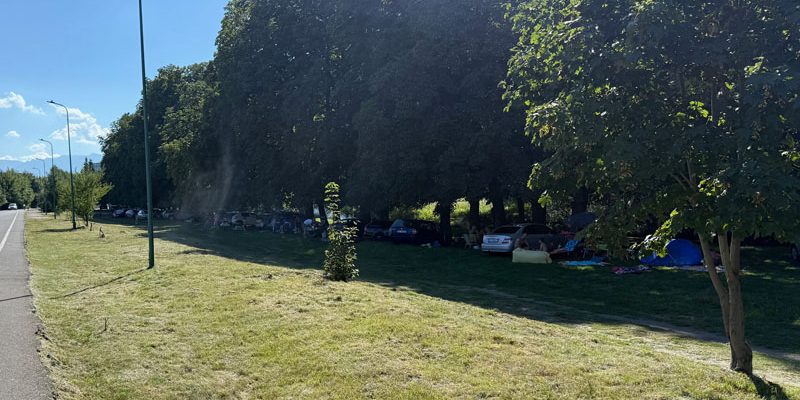 Lecție de civism la Brașov: sute de oameni la iarbă verde, zero gunoaie