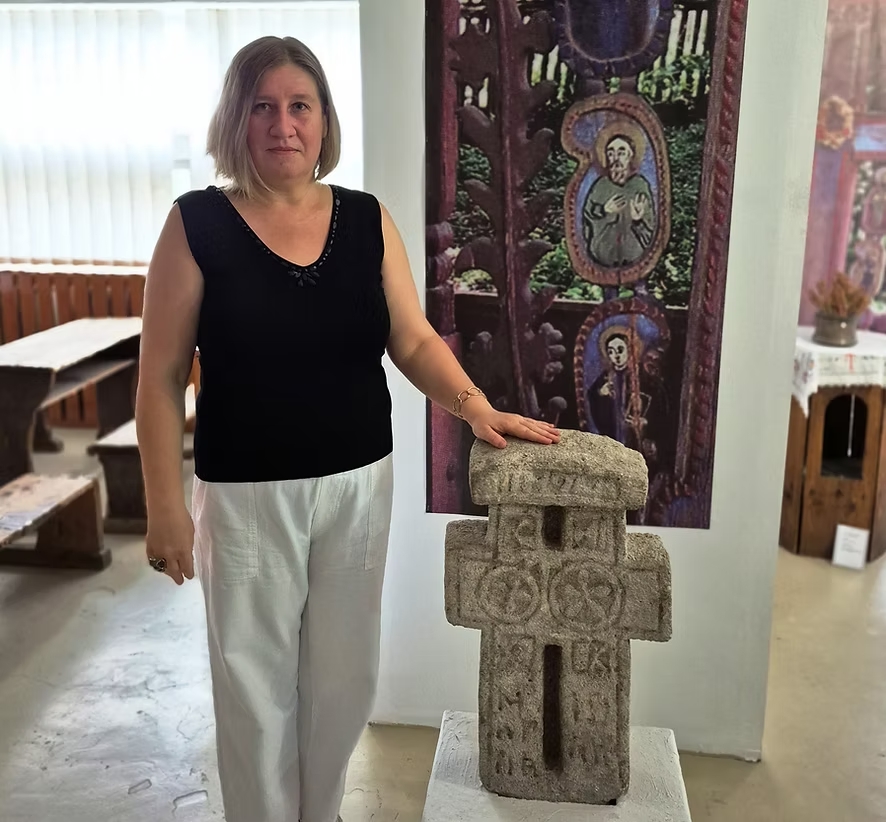 Andreea Panait, muzeograf și expert în paleografie chirilică – reintegrează crucile de piatră din Bărăgan în patrimoniul național.