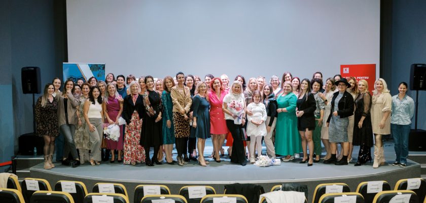 Mișcarea #WeAreHalf lansează un hotline gratuit și traininguri naționale pentru integrarea femeilor pe piața muncii, sprijinite de AFSRU și parteneri.