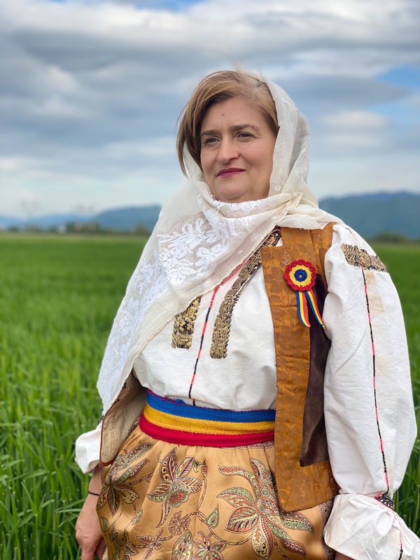 Loredana Adam, culegător de folclor – promovează tradițiile românești, păstrând obiectele și emoțiile satului viu.