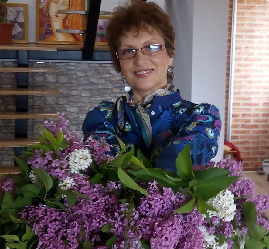 Mariana Frătița, artist plastic – reinterpretează motive tradiționale în pictură, colaj și tapiserie.