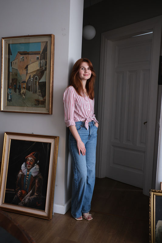 Roxana Bejinariu, fondatoarea „The Anonymous Gallery” – redă viață picturilor și artiștilor uitați.
