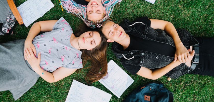 Studiu național Adolescenții discută cu părinții despre sănătate, dar evită subiectele delicate