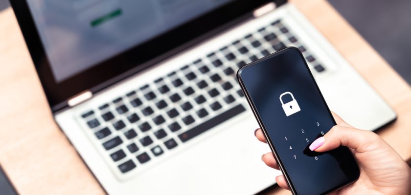 imagine cu un telefon mobil și un scut simbolizând protecția împotriva furtului de date