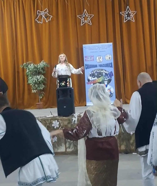 Camelia Radu, Caravana Folclorică, Voineasa Vâlcea, tradiții românești, muzică populară, eveniment folclor, artistă folclor