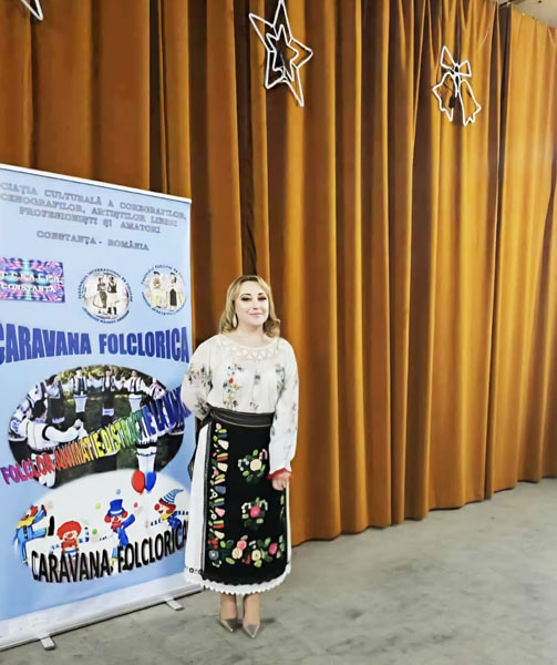 Camelia Radu, Caravana Folclorică, Voineasa Vâlcea, tradiții românești, muzică populară, eveniment folclor, artistă folclor