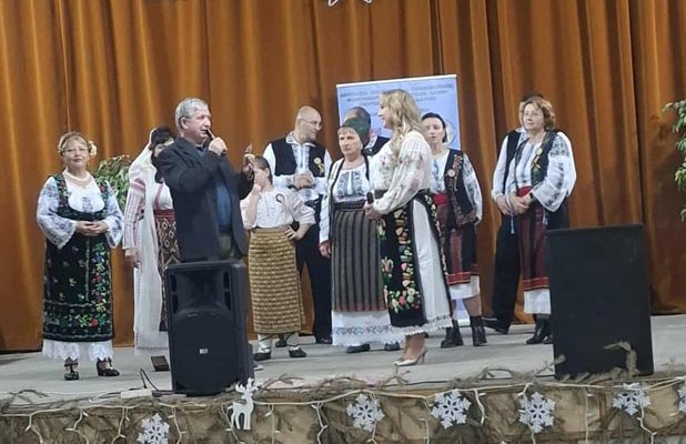 Camelia Radu, Caravana Folclorică, Voineasa Vâlcea, tradiții românești, muzică populară, eveniment folclor, artistă folclor