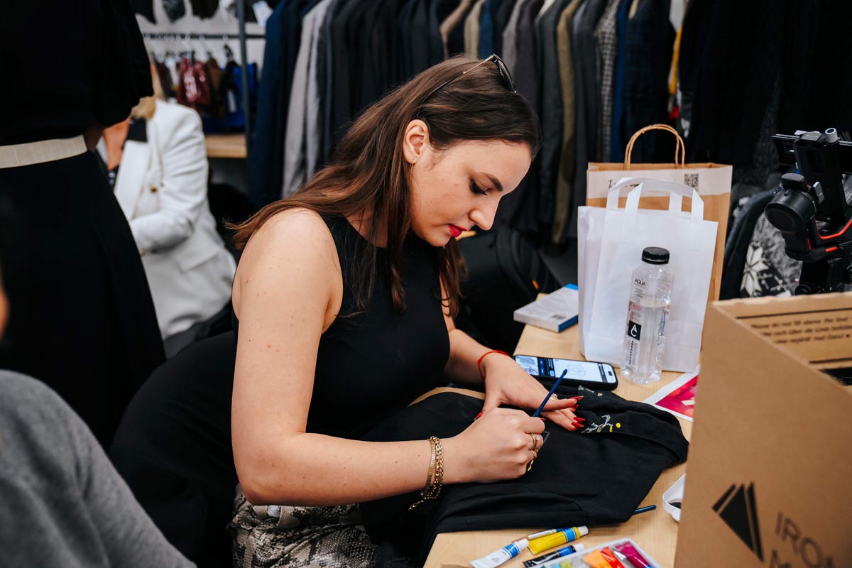 Descoperă 10 idei simple de upcycling și cum Humana Hub inspiră comunitatea să transforme hainele vechi în piese creative și sustenabile.