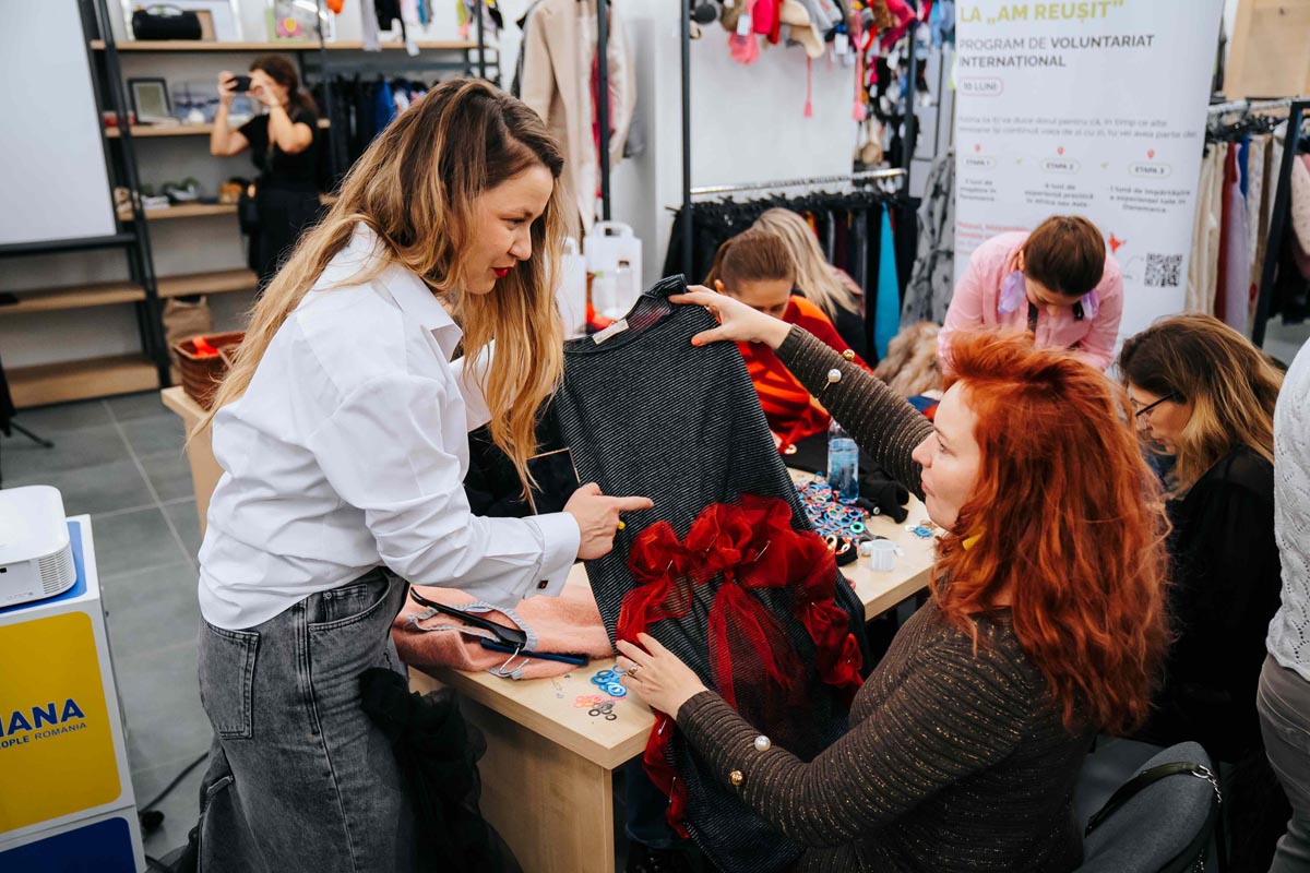 Descoperă 10 idei simple de upcycling și cum Humana Hub inspiră comunitatea să transforme hainele vechi în piese creative și sustenabile.