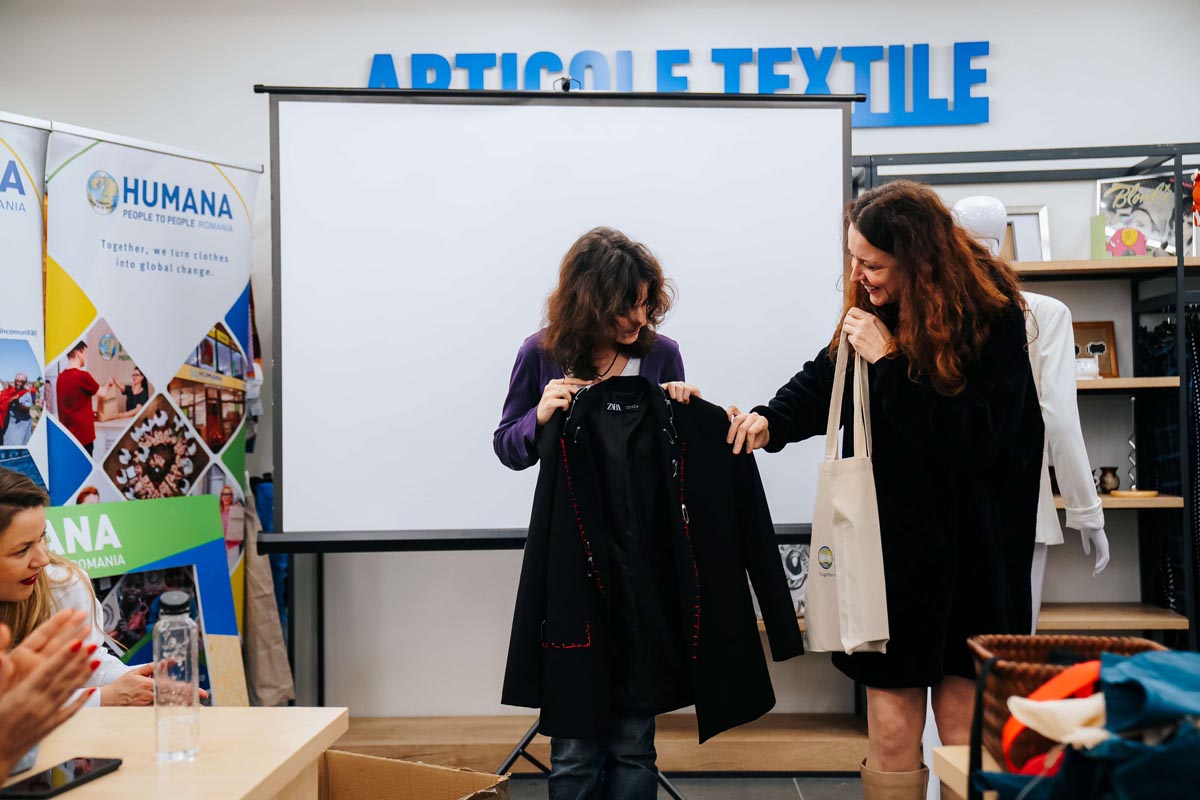 Descoperă 10 idei simple de upcycling și cum Humana Hub inspiră comunitatea să transforme hainele vechi în piese creative și sustenabile.