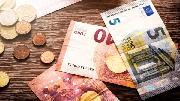XTB Romania bani investitii bursa euro