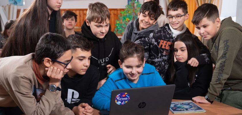 gandire critica elevi, educatie digitala, siguranta online copii, program Extra Lab