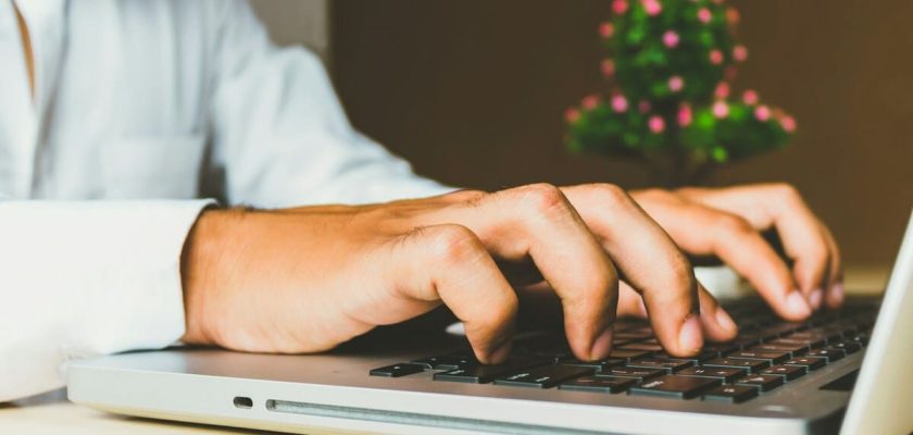 loc de muncă 2026 laptop birou