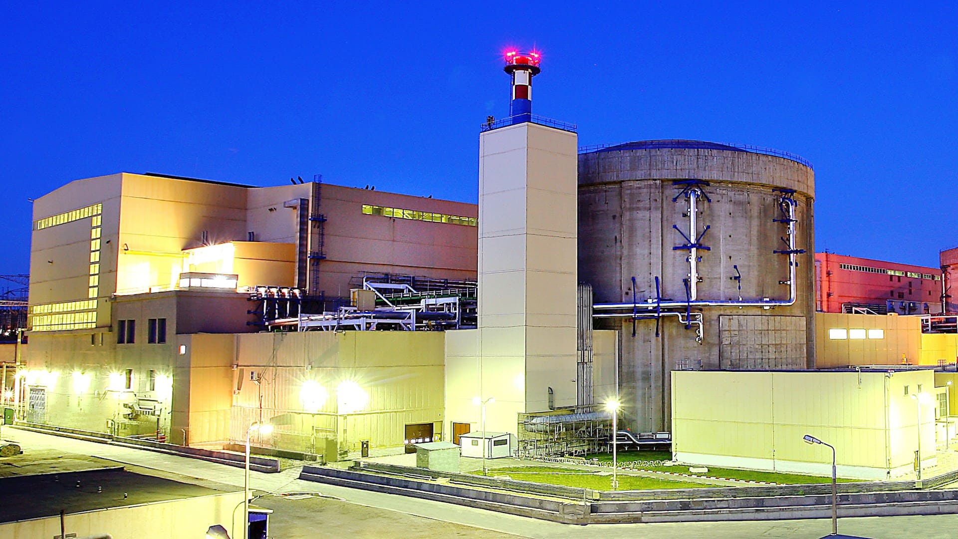 Cernavoda_exterior_night_courtesy_of_Ansaldo_Societatea_Nationala_Nuclearelectrica